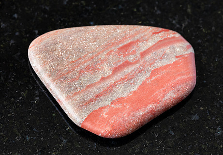 原始绿蛋白石 地质采集中的绿色瑰宝